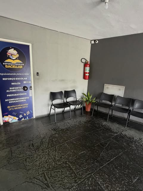 Sala de espera do Reforço Bacellar, com cadeiras e a porta de entrada identificada com o nome do reforço